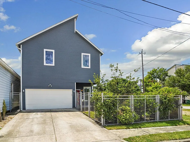 304 Hogan St — Photo 1