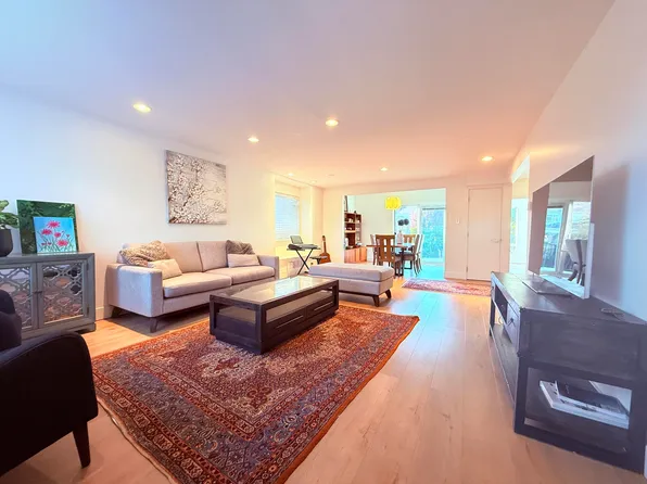 732 E 13th St, North Vancouver, BC V7L 2M7
