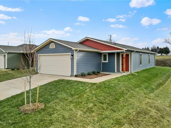 2158 Woodfield Dr, Tonganoxie, KS 66086