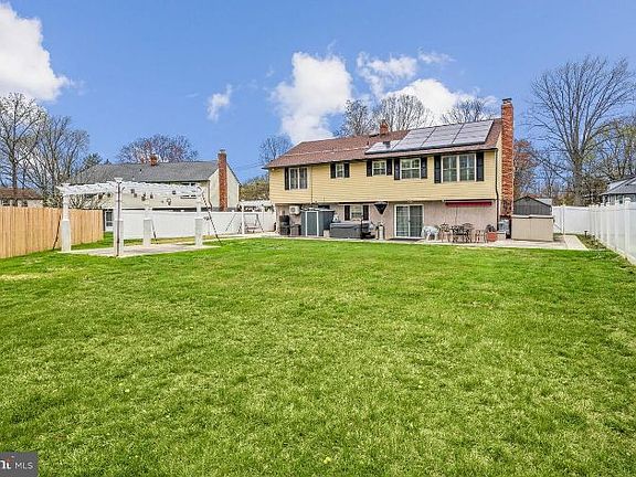 3rd image of 825 Longwood Ave