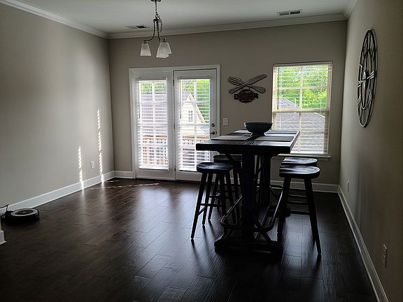4th image of 519 Pleasant St