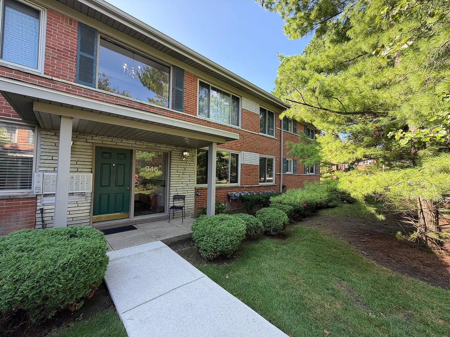 2 bed, 1.5 bath, 898 sqft, $1,675 — Photo 1