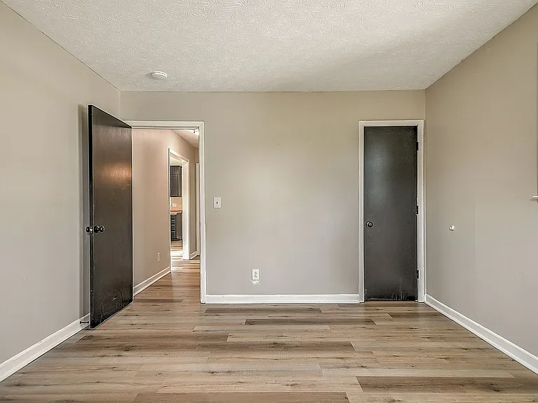 921 Elizabeth St — Photo 14