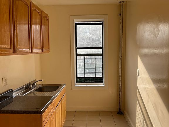 3rd image of 1136 Stratford Ave #4