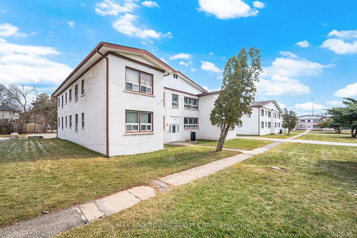 Photo 1 of 23 - 1037 Churchill Ave E #7 - Oakville, ON Primary Photo - 1037 Churchill Ave E #7