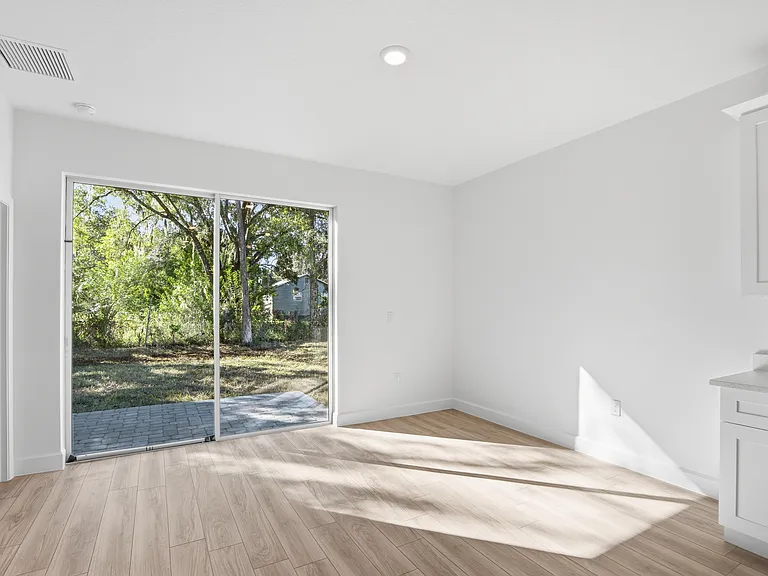 1209 W 15th St — Photo 15
