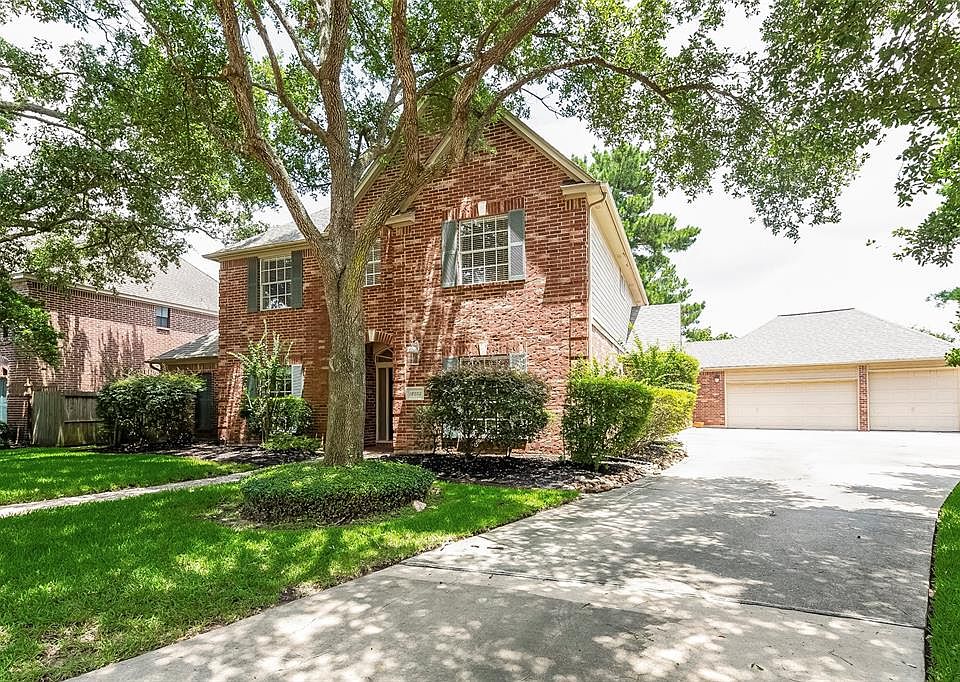 STATELY FAMILY HOME with 3386 SF, Master Down with En-suite, Study, Formal Dining, Den and Up are 3 Bedrooms, 2 full baths and the Game Room. There is a MAN-CAVE Over sized 3 car Garage, Fully Insulated, AC-Heater, Workshop, Extra Power Outlets and H