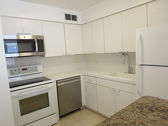 3rd image of 30 E Elm St #15M