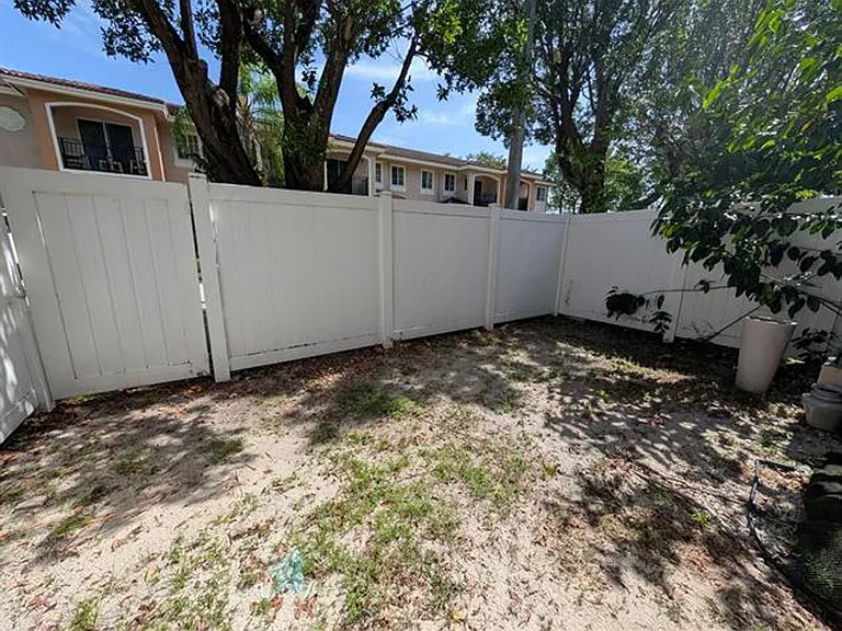 238 SE 2nd Ave #Townhouse 238 — Photo 9