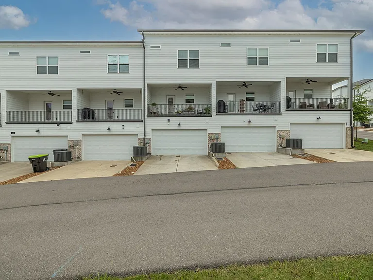 621 Thetford Aly — Photo 25
