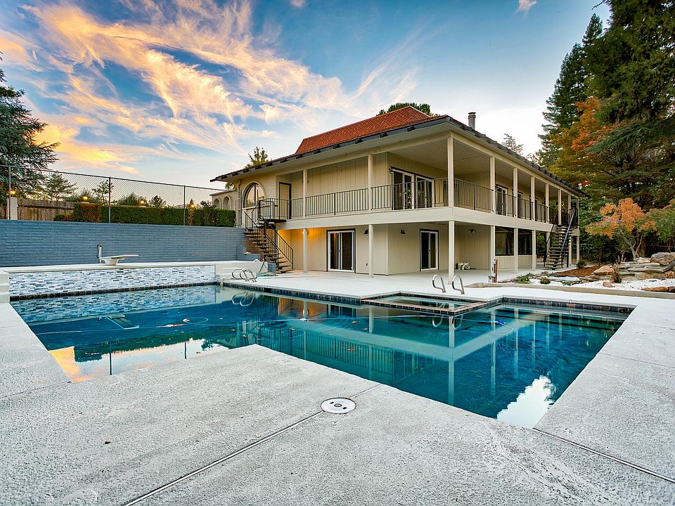 1st image of 700 Royal Oaks Dr