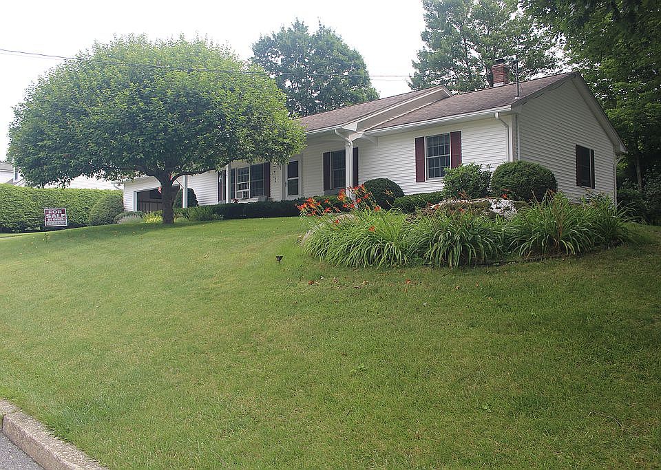 1st image of 39 Moon Brook Dr