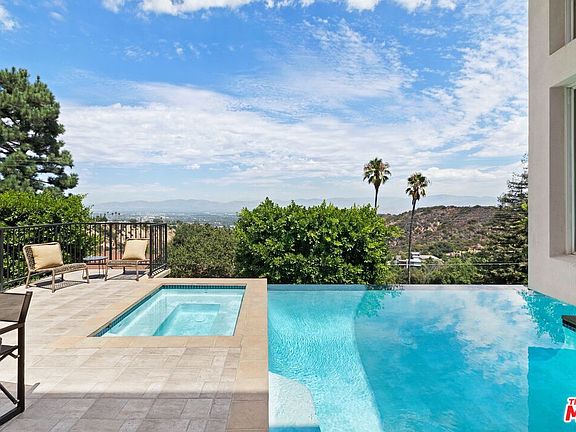 3rd image of 14435 Mulholland Dr