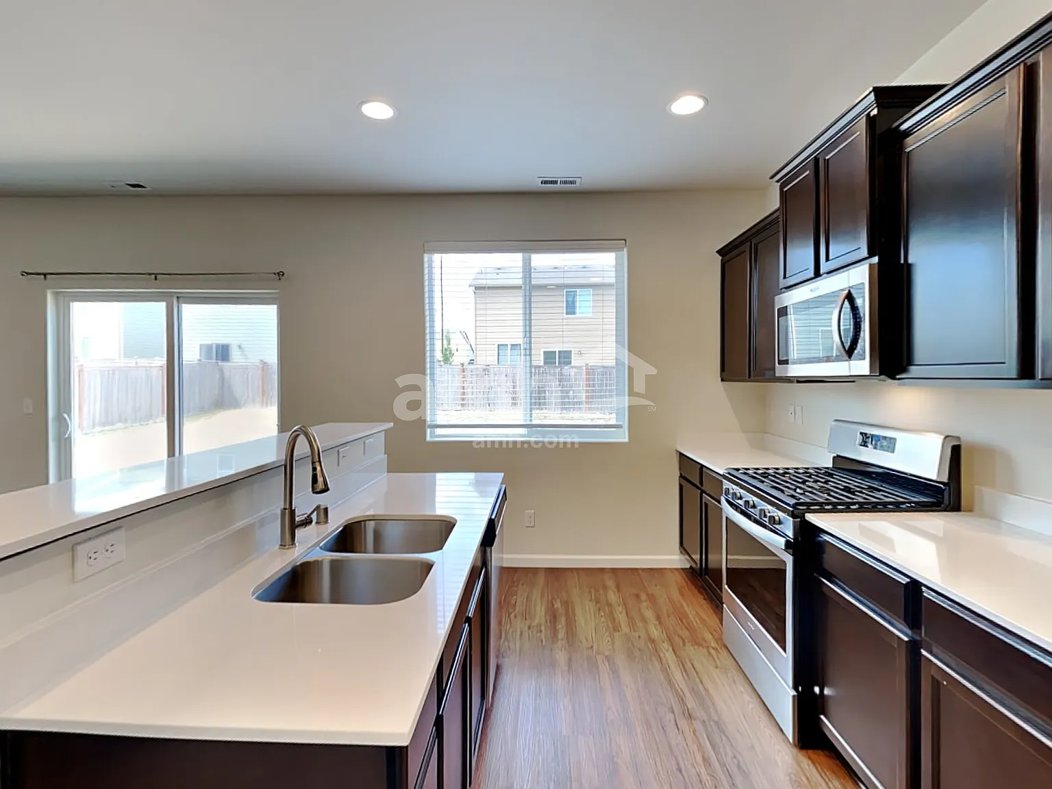 4 bed, 2.5 bath, 2378 sqft, $3,310 — Photo 4