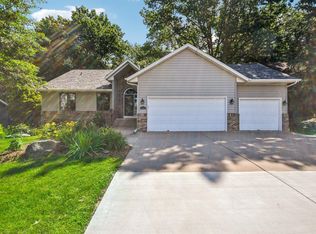 811 Meadow Ln, Woodbury, MN 55125