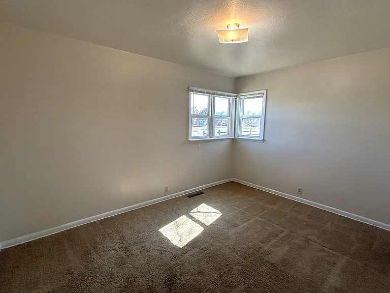 821 Skyline Dr — Photo 12