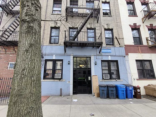 Rented by Signature Property Realty | media 32