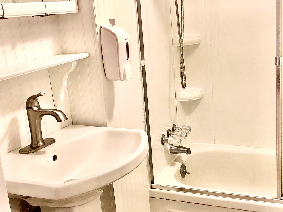 Full Bath w/ Shower/ Tub