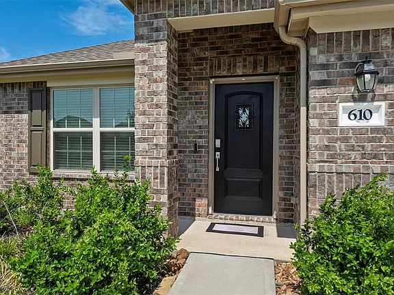 3rd image of 610 Harbor Colony Ln