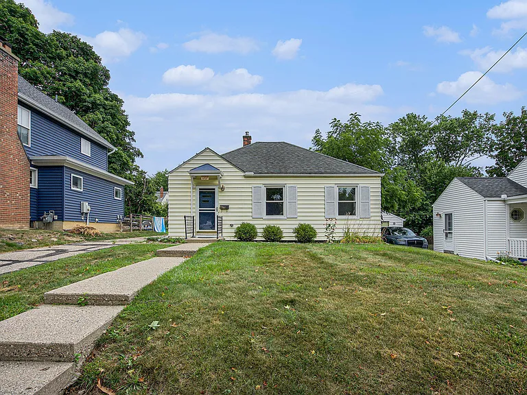 1207 Prescott Ave — Photo 1