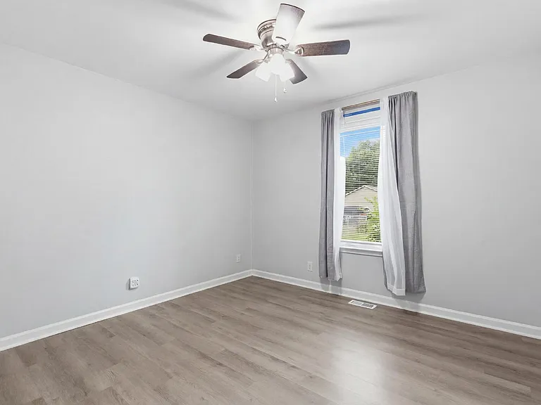688 Debbie Dr — Photo 15