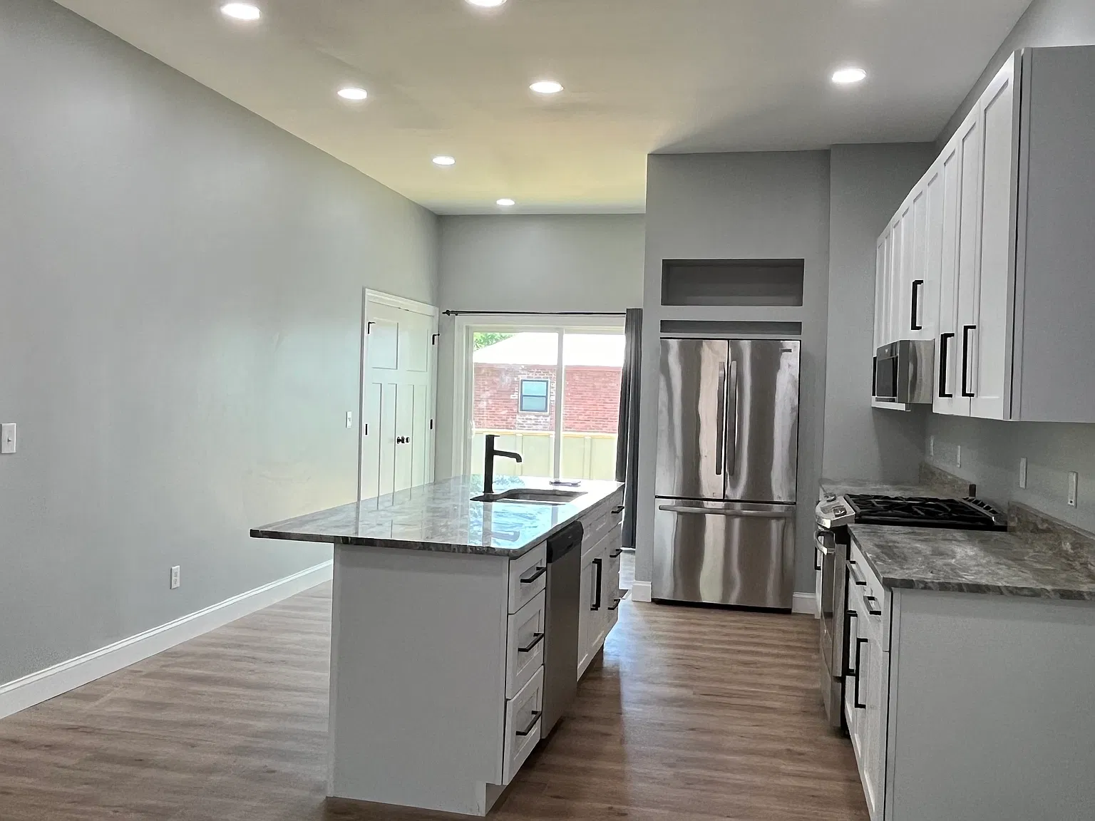 3 bed, 1268 sqft, $2,500 — Photo 2