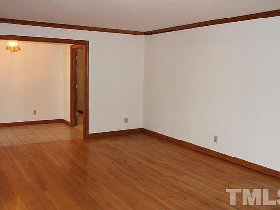 Hardwood floors in spacious living room (16'x14')
