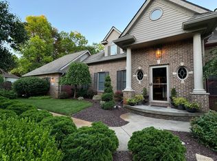 2450 Canyon Ridge Dr, White Lake, MI 48383