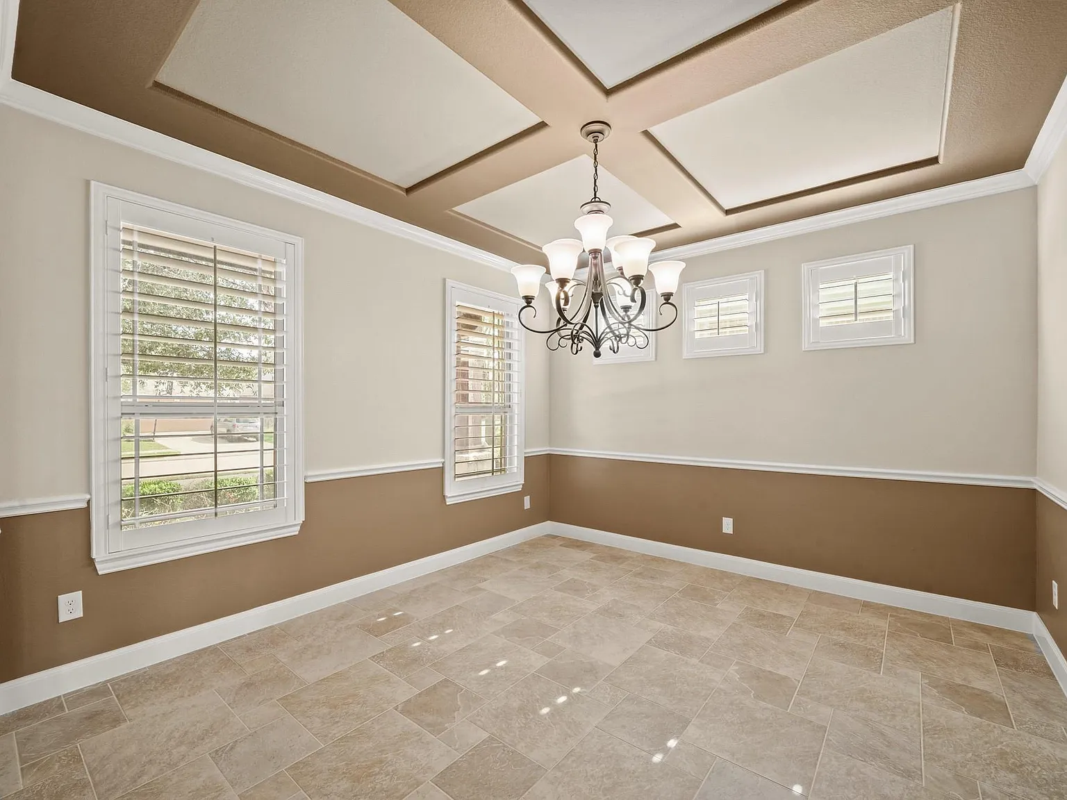 5 bed, 3.5 bath, 3850 sqft, $3,850 — Photo 3