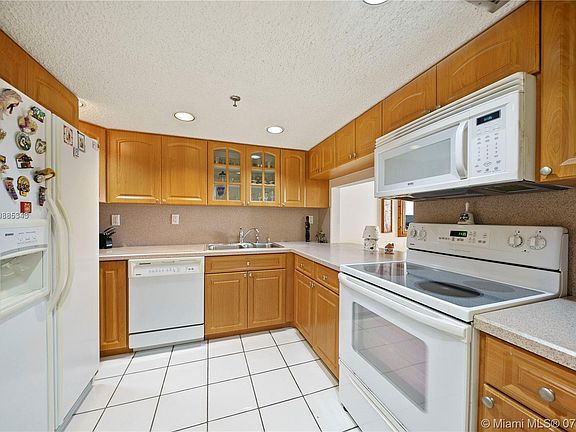 2nd image of 2625 Collins Ave APT 408