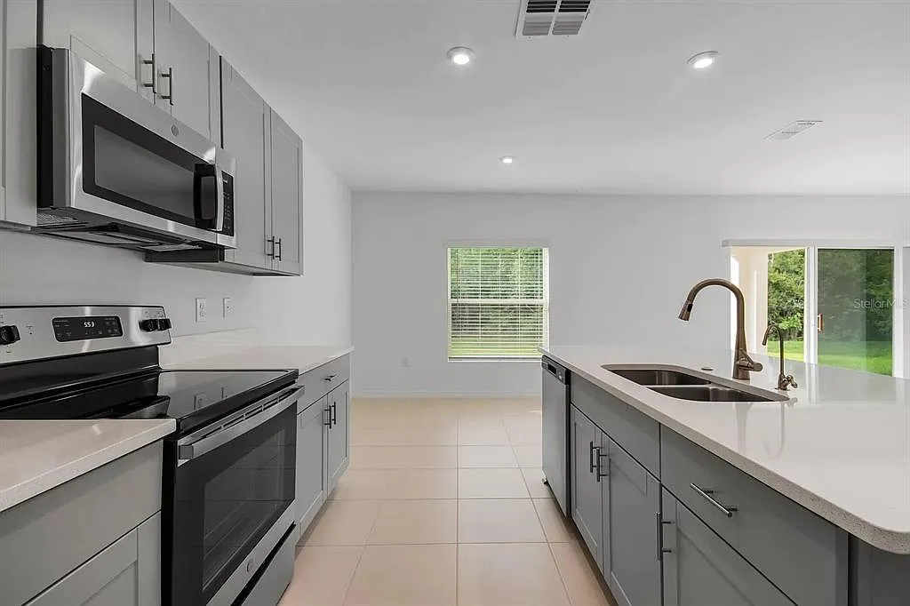 5 bed, 3.0 bath, 2206 sqft, $2,750 — Photo 2