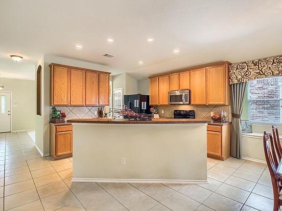5th image of 18720 Royal Pointe Dr