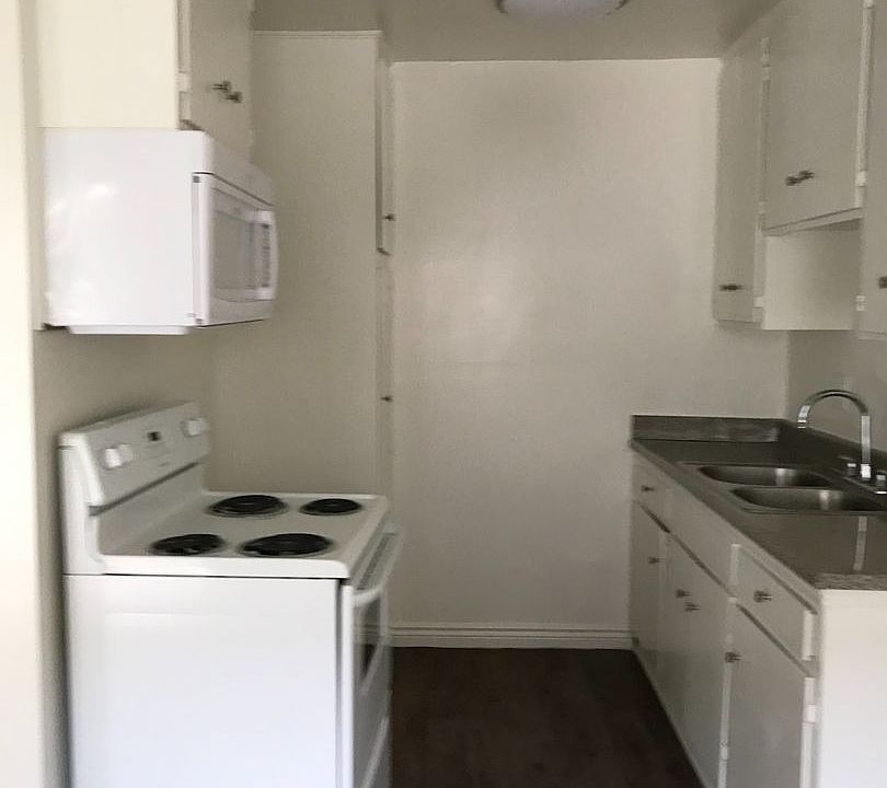1st image of 8751 Owensmouth Ave APT 9