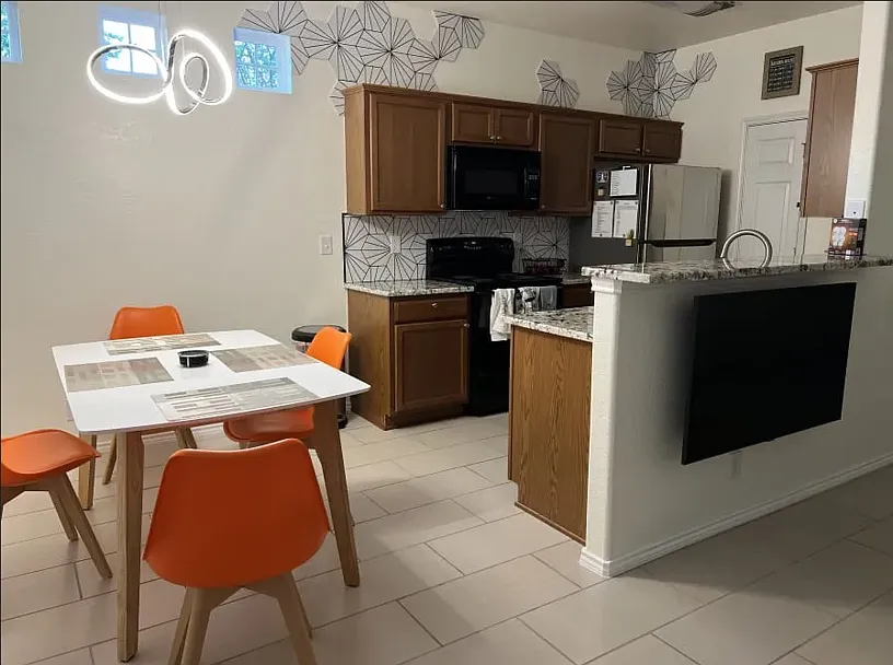 Standard Individual Bedroom w/ Shared Bathroom — Photo 1