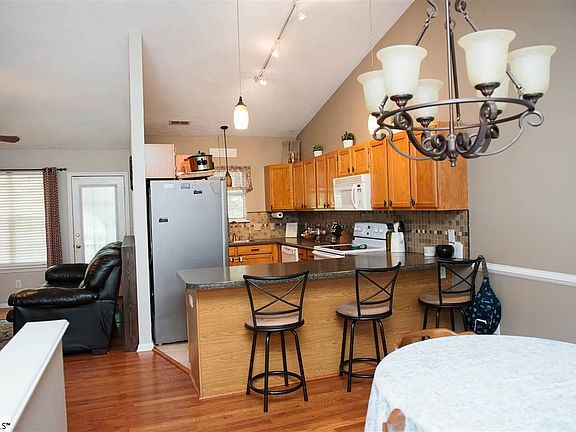 4th image of 17 Montford Ct