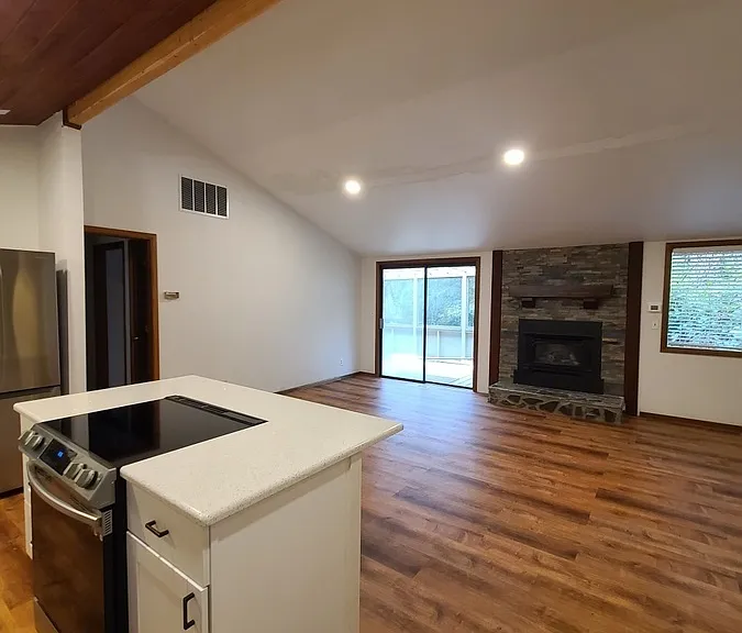 175 SW The Pines Dr — Photo 2