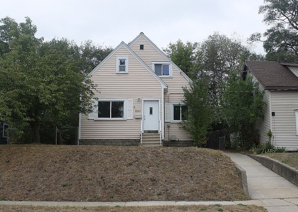1st image of 1051 Hollywood St NE
