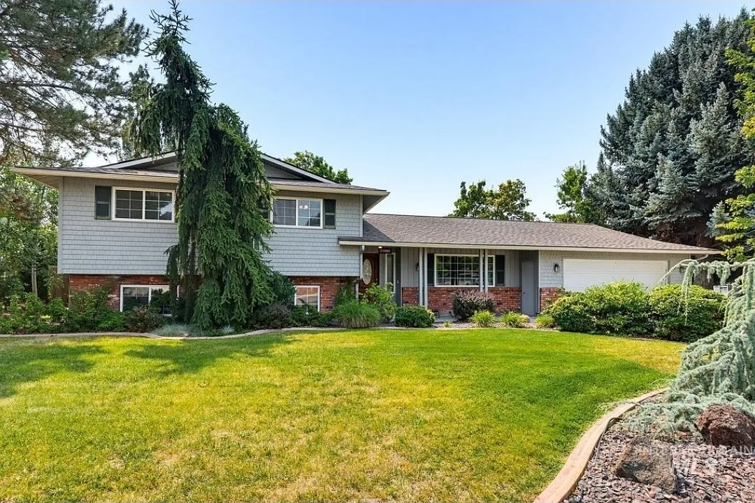 4 bed, 2.5 bath, 2486 sqft, $2,850 — Photo 1
