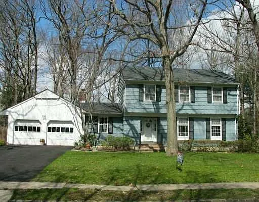 7 Redcoat Dr photo 1
