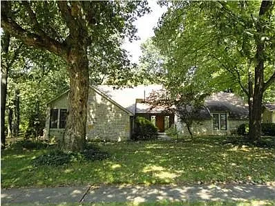 100 Nob Hill Dr N photo 1