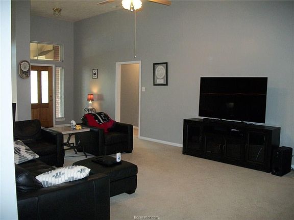 4th image of 4002 Park Hurst Dr