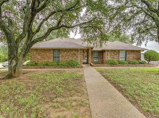 733 Daniels Dr, Crowley, TX 76036