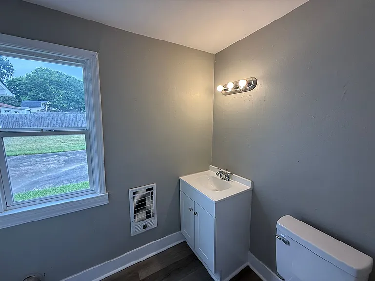 7596 Broad St #B — Photo 5