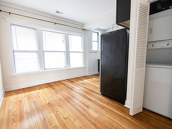 5th image of 1047 W Montrose Ave #1