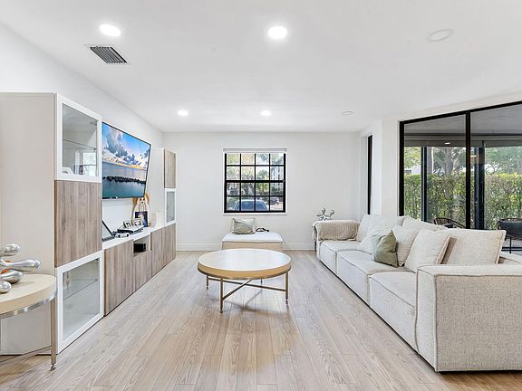 5th image of 5171 Floria Drive #H