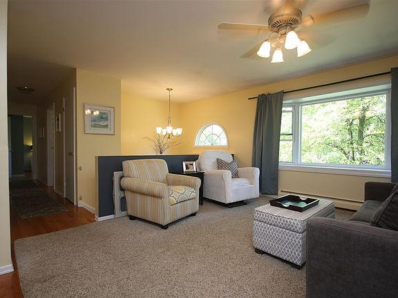 5th image of 28 Normanside Dr