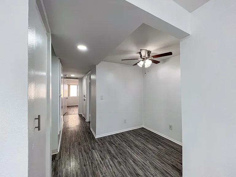 Gorgeous 2 Bed/2 bath apartment in excellent Sherman Oaks area! — Photo 20
