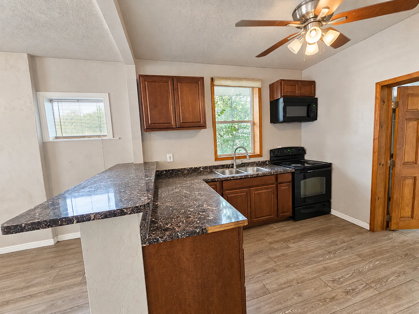 Charming 2-Bedroom SLC Home with In-Unit Laundry & Large Backyard — Photo 4