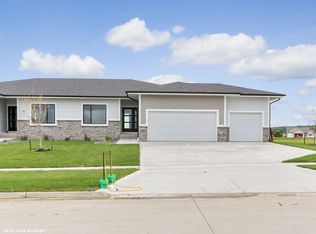 2318 Scenic Valley Dr, West Des Moines, IA 50265
