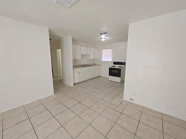 412 Edward St — Photo 3
